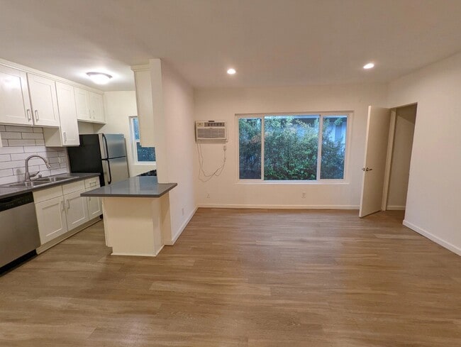 Foto del edificio - 6142 Eleanor Ave