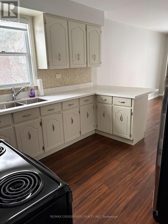 Building Photo - 141 N Bonnington Ave