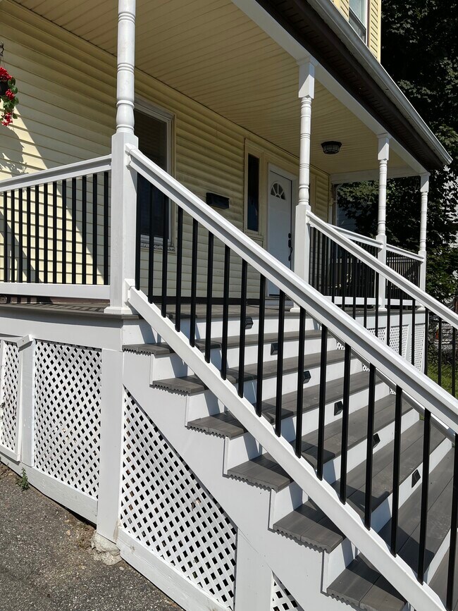 Porche delantero - 5 Otisfield St