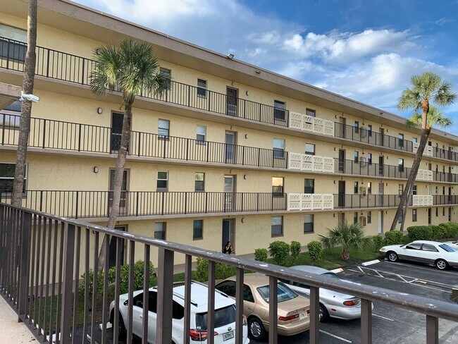 Foto del edificio - 9355 SW 8th St