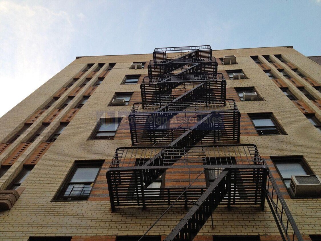 Building Photo - 116 Seaman Avenue