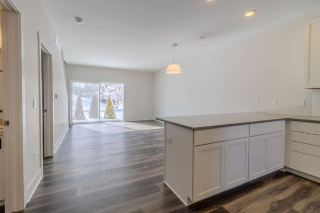 Building Photo - Premiere Place and Premiere Living!