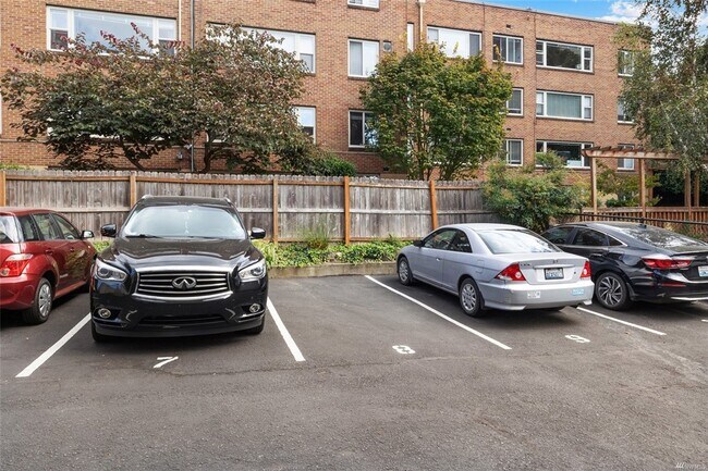 Tu dedicado de estacionamiento en la calle. On-stre es hell en Capitol Hill, con una gran cantidad de los robos. Tuvimos cero. - 730 Bellevue Ave E