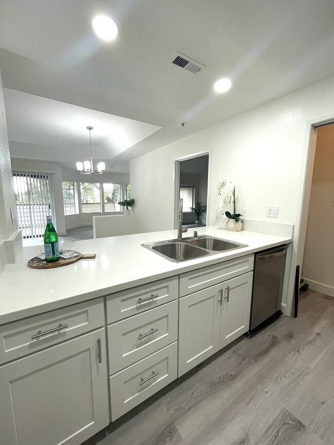 Building Photo - 2571 Plaza del Amo
