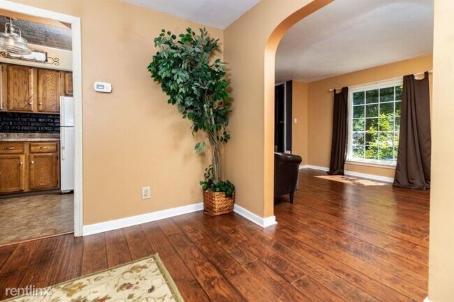 Foto del edificio - 3 br, 1 bath Townhome - 321 Broadmoor Ave