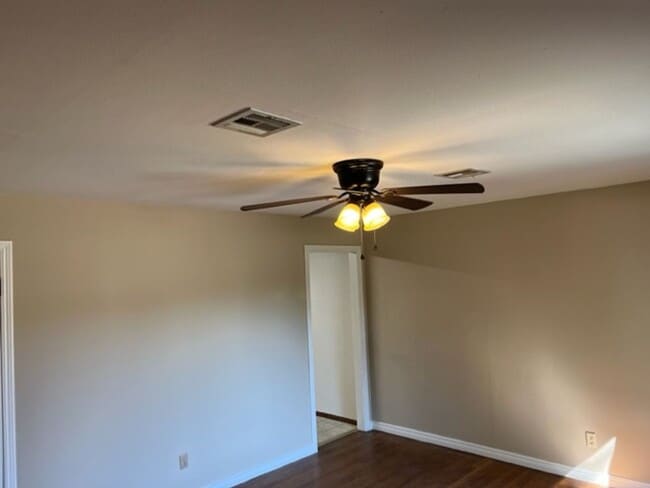 Building Photo - Hardwood, Huge Living, 2 full baths in Norman!