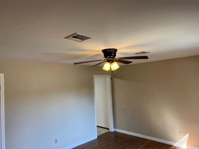 Foto del edificio - Hardwood, Huge Living, 2 full baths in Norman!