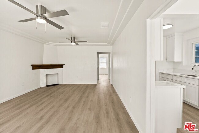 Building Photo - 820 W 98th St