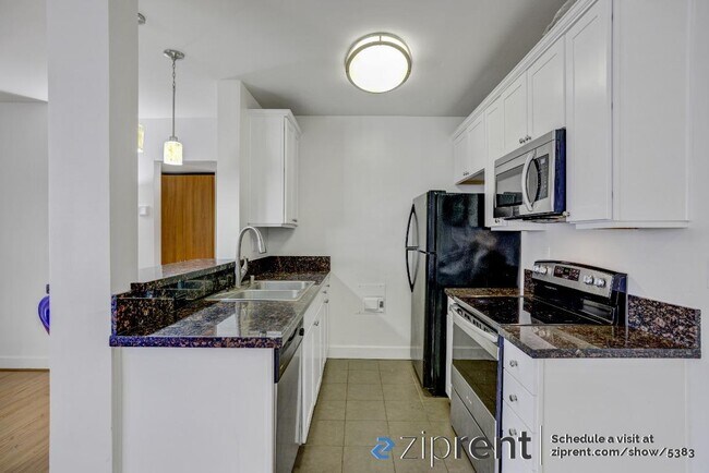 Building Photo - 10982 Roebling Ave