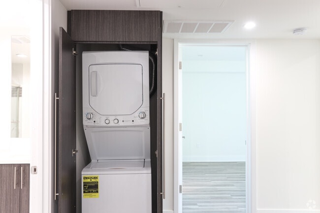 2BR, 2BA-1086 SF - The Luxe Residential