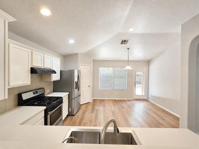 Building Photo - 3101 Barksdale Dr
