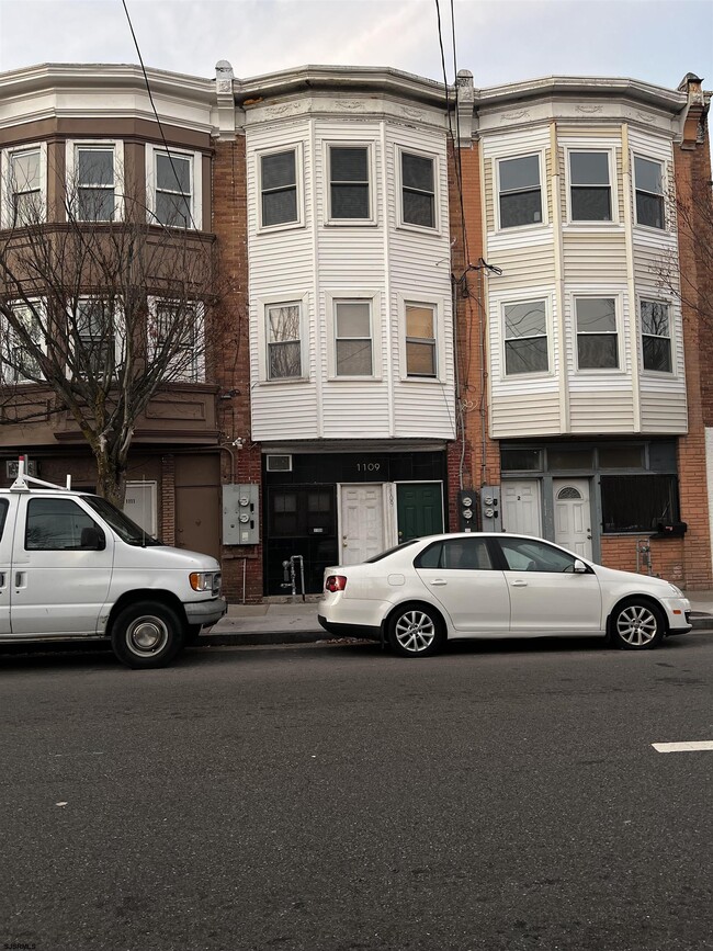 Building Photo - 1109 Arctic Ave