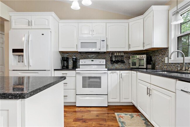 Foto del edificio - 374 Gardiner Rd
