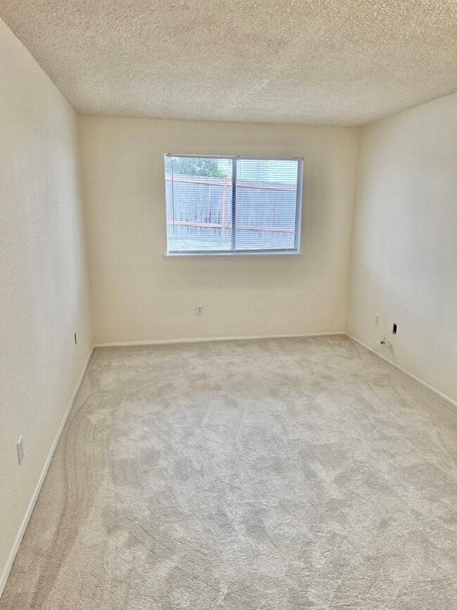 Building Photo - 8911 Holly Dr