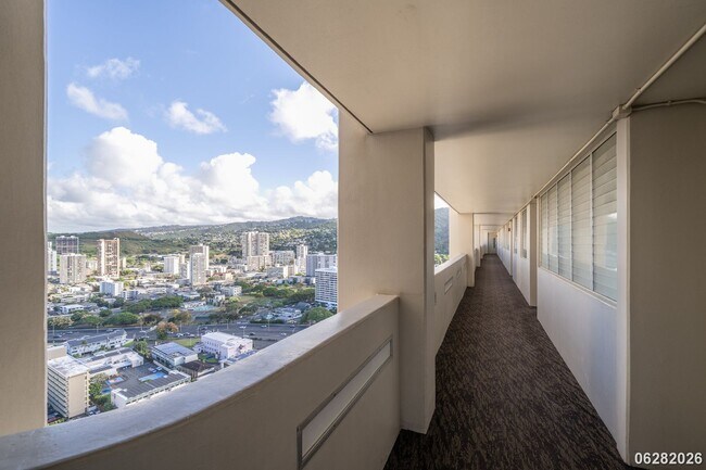 Foto del edificio - 2 Bd/2 Ba/1 Parking Condo in Banyan Tree Plaza, Honolulu