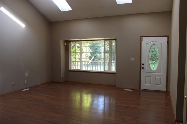 Building Photo - 3 Bedroom, 2 Bathroom House