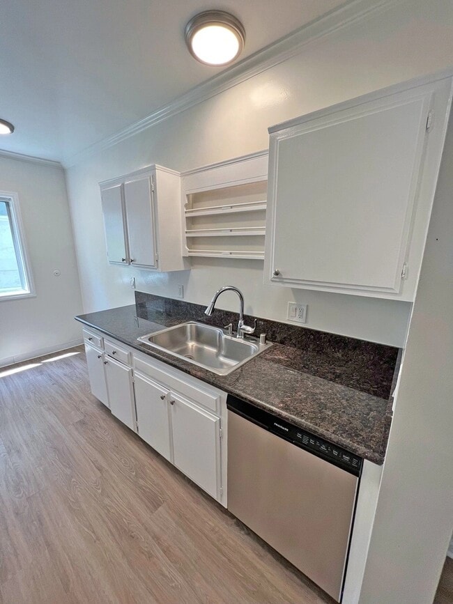 Building Photo - 6100 Buckingham Pkwy