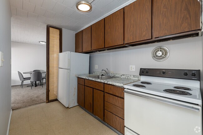 2BR, 1BA - 1,004SF - Kitchen - University Plaza