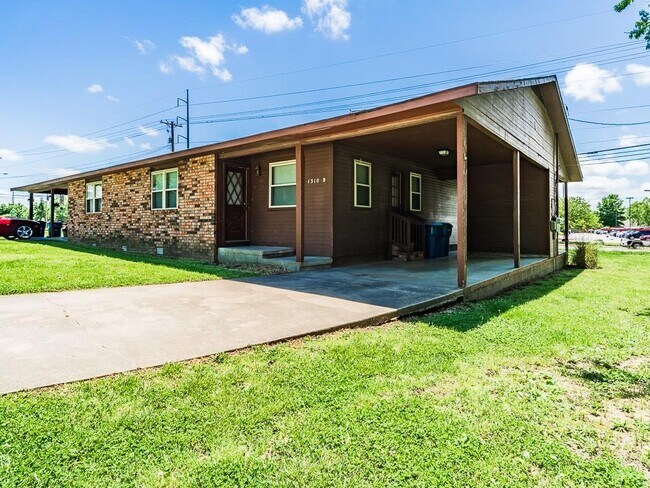 Building Photo - 1310 Royal Dr