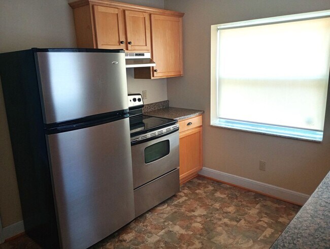 Building Photo - Two Bedroom One Bath Apartment Within Walk...