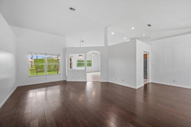 Building Photo - 106 Fernwood Cres
