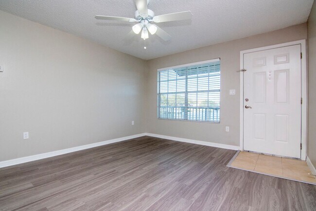 Foto del edificio - Lake Front - 2nd Floor - 1 Bedroom 1 Bath for Lease