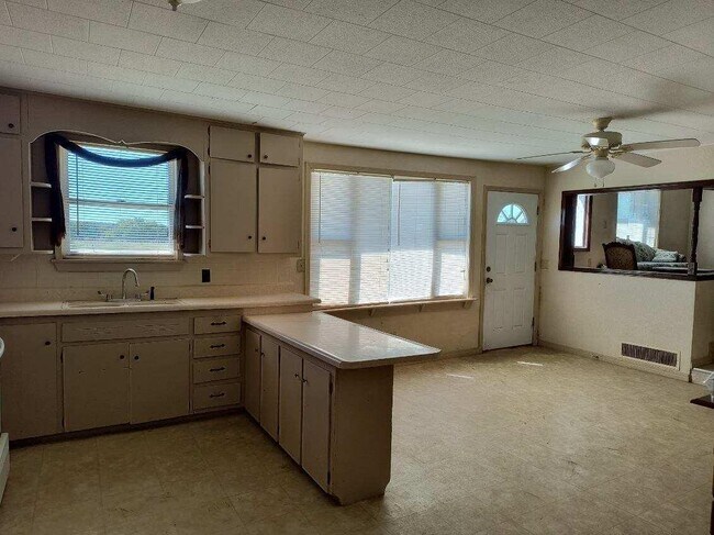 Building Photo - 145 Memory Ln