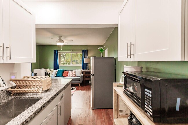 Building Photo - 2108 Hollywood Blvd