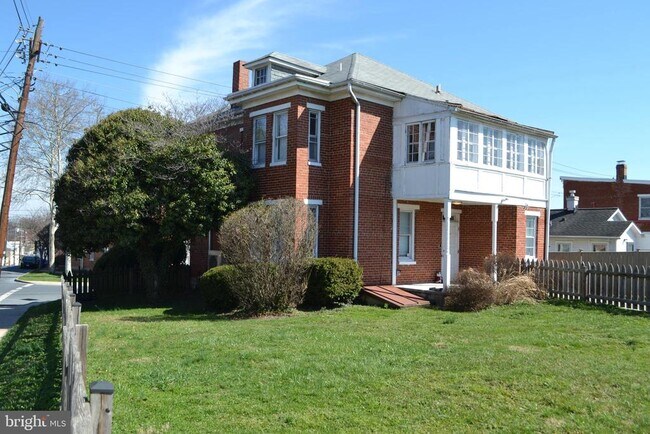 Foto del edificio - 200 W All Saints St