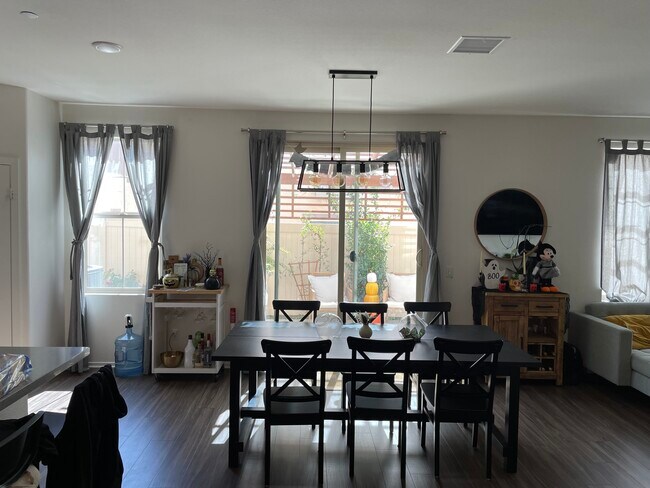 Comida - 969 W Jasmine Way