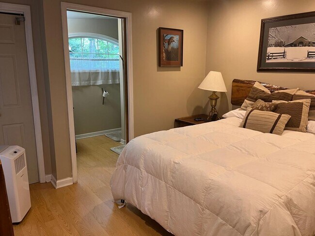 Foto del edificio - Spacious 4 Bedroom, 2 Bath One-Story Home with Hardwood Floors & Parking