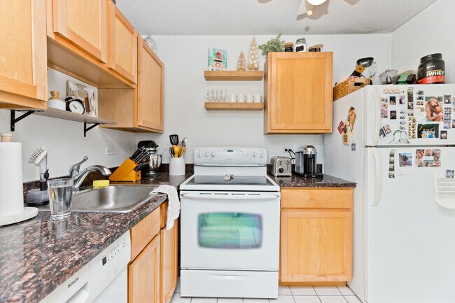 Foto del edificio - 2740 N Pine Grove Ave