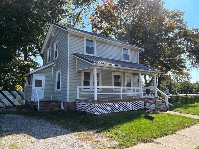 Foto del edificio - Three Bedroom Home