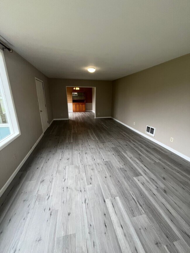 Foto del edificio - Large 4bd 1ba Home