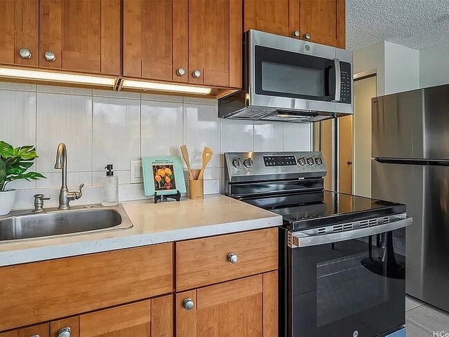 Building Photo - 2211 Ala Wai Blvd