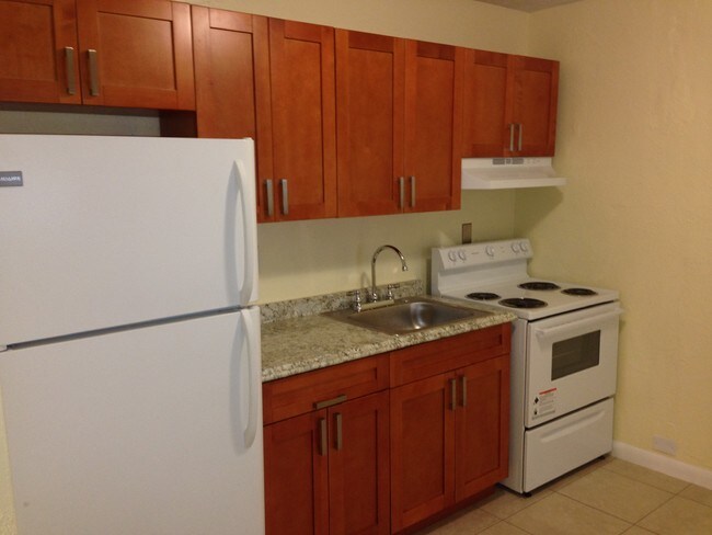 Building Photo - 257 S Royal Poinciana Blvd
