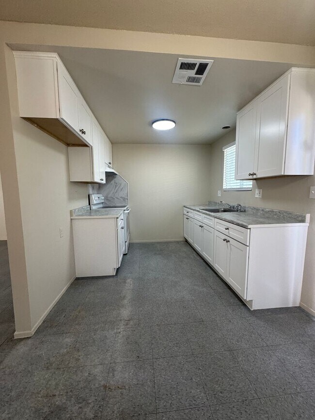 Building Photo - Bedlow Dr