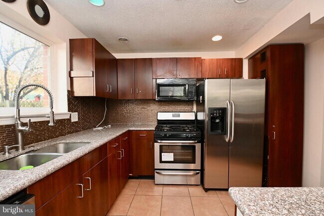 Foto del edificio - 4737 Backlick Rd