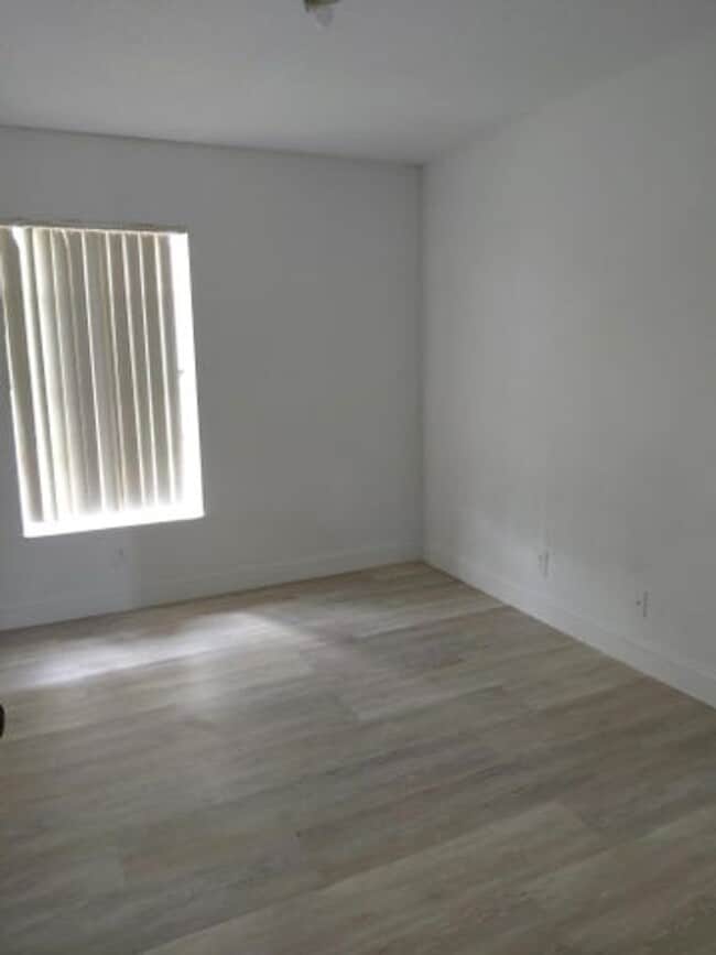 Building Photo - 647 Latona Ave