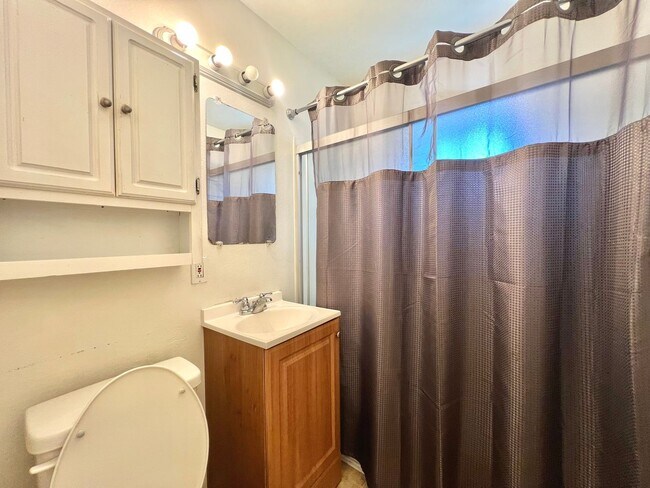 Foto del edificio - 2 Bedroom Home with Spacious Backyard