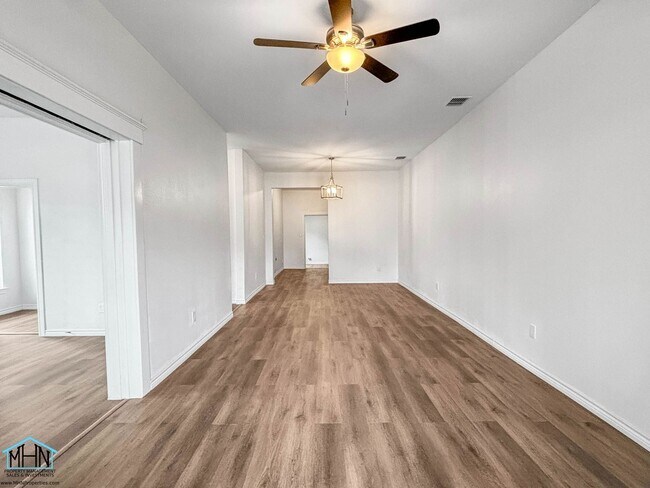 Building Photo - Beautiful and Big, 2 bed/1 bath home in De...