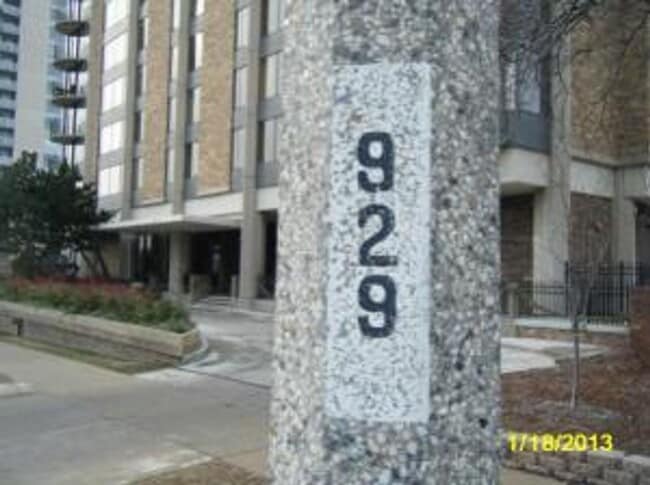 Building Photo - 929 N Astor St