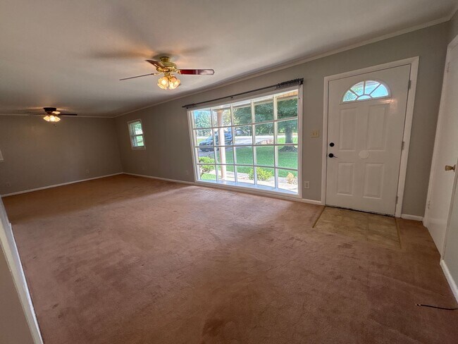 Building Photo - Spacious Brick Ranch Home with a Large Yard!