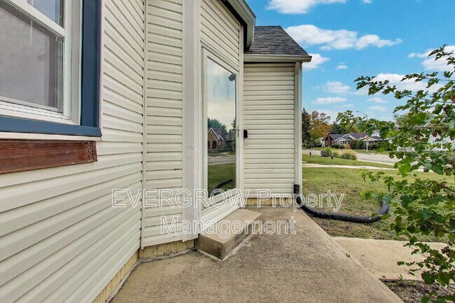 Foto del edificio - 5244 E 10th St