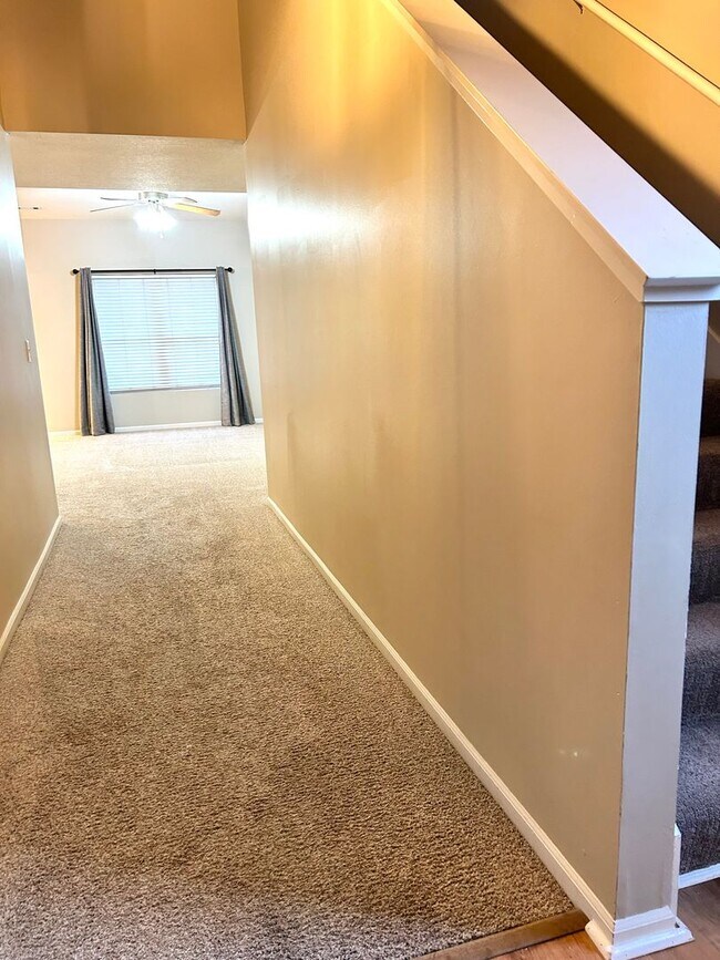 Foto del edificio - Charming 3-Bedroom Home with Modern Amenities and Elegant Finishes