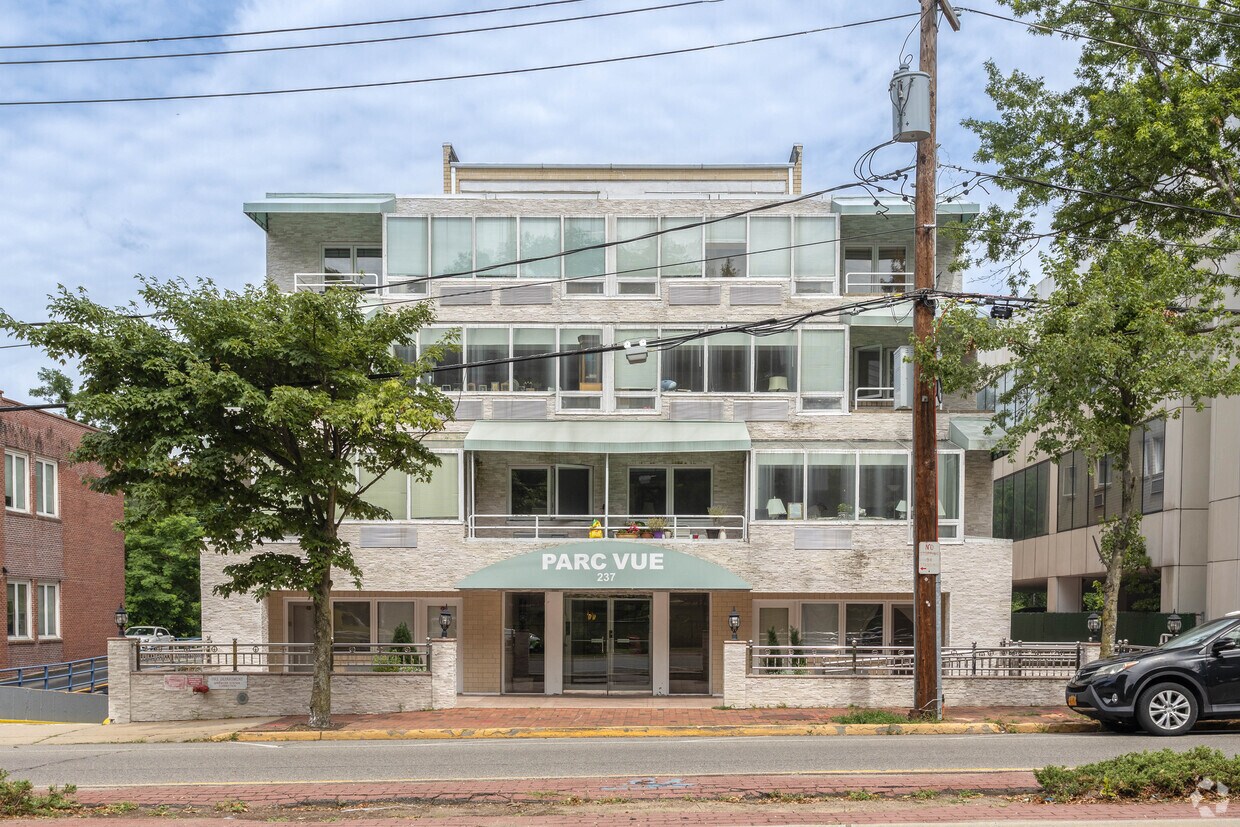 Foto del edificio - 237 Great Neck Rd