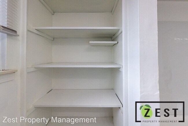 Building Photo - 2 br, 1 bath Apartment - 15452 Greenfield ...