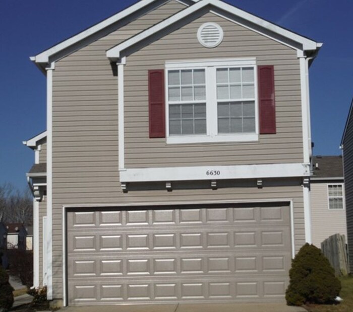 Foto principal - HALF OFF RENT! Two Story Home Ready for Lease