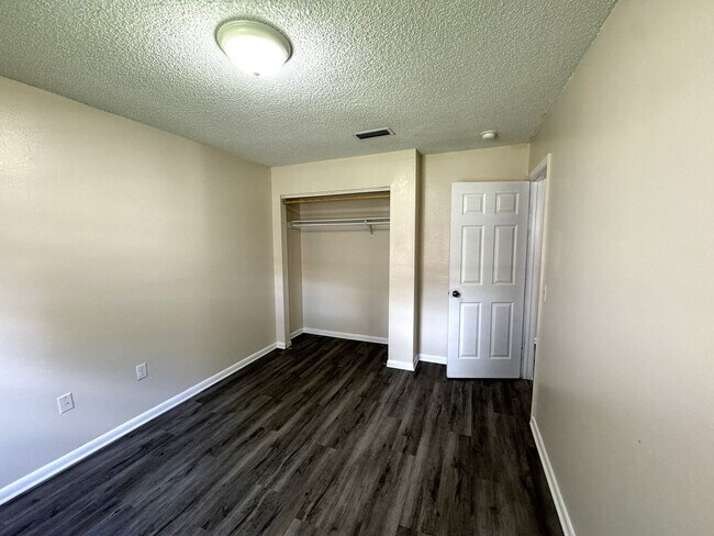 Building Photo - Lakeland 2BR/1BA Apartment! HUGE BEDROOMS!...