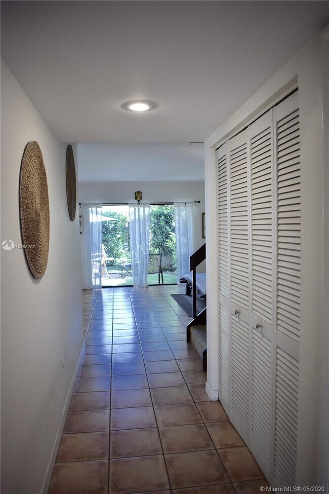 Foto del edificio - 3843 Alcantara Ave